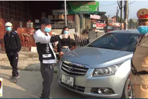 Nam tài xế không chấp hành đo nồng độ cồn sau đó còn livestream trên mạng. Ảnh: Cục CSGT