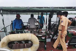 2 người chích cá trên sông Sài Gòn bị bắt 