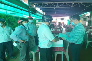 Tổ công tác của phường 13, quận Bình Thạnh trong một lần ra quân kiểm tra tình hình phòng dịch tại các cơ sở trên địa bàn. Ảnh: ĐẶNG LÊ