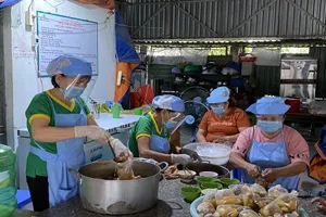 Bếp cơm nghĩa tình: Nấu cơm giúp người nghèo vượt qua đại dịch