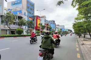 Một số ít người dân đi lại trên đường Cộng Hòa, quận Tân Bình, TP.HCM sáng ngày 9-7-2021. Ảnh: NGUYỄN HIỀN