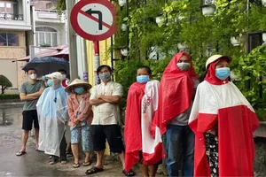 Người dân TP.HCM đội mưa lấy mẫu xét nghiệm