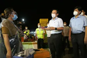 Bí thư Thành uỷ TP.HCM Nguyễn Văn Nên thị sát chợ Bình Điền 