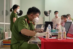 Không có giấy tờ, dùng thông tin trong thẻ xanh COVID-19 làm CCCD được không?