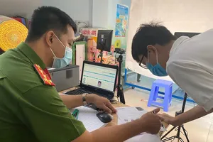 Nếu sử dụng CMND loại 12 số khi đổi sang thẻ CCCD sẽ được giữ nguyên số. Ảnh: HỮU ĐĂNG
