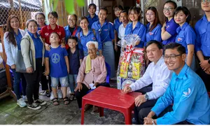 Báo Pháp Luật TP.HCM thăm và tặng quà cho gia đình cách mạng tại Cần Giờ