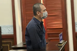 Hình ảnh tại toà của cựu thiếu tá công an TP.HCM giả chữ ký lãnh đạo