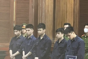 1 tiếng nẹt pô xe đêm khuya, 5 thanh niên lãnh án nặng