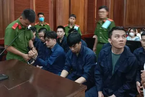 Xét xử nhóm bị cáo làm hàng ngàn giấy tờ giả do Bộ Công an triệt phá