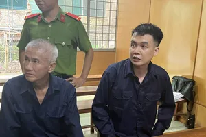 Đi tù vì lập khống hồ sơ để bán găng tay y tế kiếm lời 