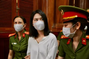 Người mẫu Ngọc Trinh khai 'thấy đường vắng nên biểu diễn khi học lái xe'