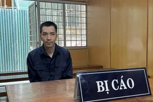 Bán điện thoại cho cửa hàng rồi quay lại cướp, đâm chủ cửa hàng trọng thương