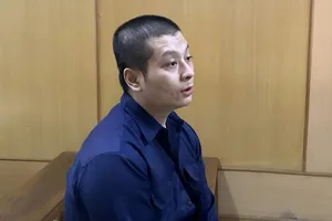 Hoãn phiên toà xét xử nghịch tử nhốt cha trong nhà rồi hành hạ đến chết 