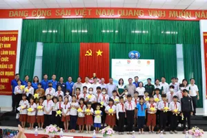 TAND TP Thủ Đức trao 50 suất học bổng tại tỉnh Long An