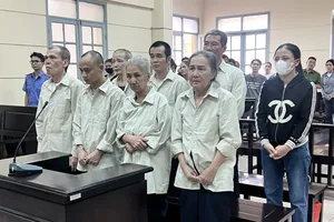 Nhóm người lớn tuổi dàn cảnh móc túi trên xe buýt ở TP.HCM lãnh án