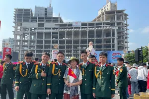 Ấm áp tình quân dân tại lễ diễu binh, diễu hành 30-4