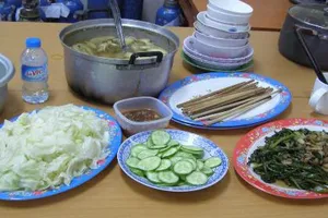 Bữa cơm canh rau của nhân viên cấp cứu