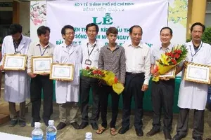 Khen thưởng các bác sĩ cứu sống nạn nhân nguy kịch