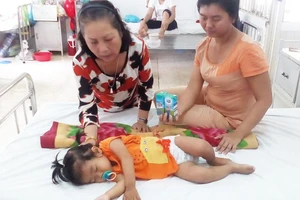 Phải tháo khớp vì giật bóng đèn trên bàn thờ ông Địa