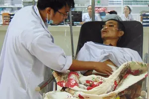 Lùi xe ba gác bất cẩn làm bé 18 tháng tử vong 