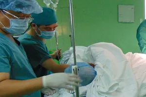 Sập nhà, 4 người nhập viện 1 người tràn máu màng phổi