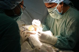 Tiếc vài ngàn mua cục cao su, vào BV tốn gấp nhiều lần