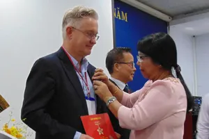 2 bác sĩ Úc vinh dự nhận huy hiệu TP.HCM