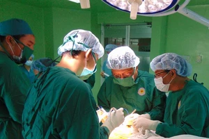 'Níu' du khách đến TP.HCM vừa du lịch, vừa chữa bệnh