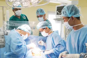 Cứu bệnh nhân bị đâm thủng tim, phổi