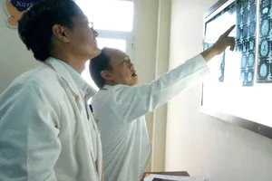 Liệt nửa người, liệt mặt khi đang uống rượu