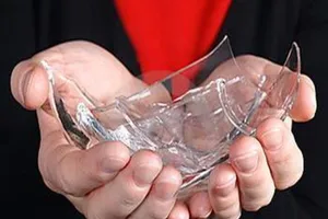 Té đập mặt vô ly nước, bé 1 tuổi mù mắt phải