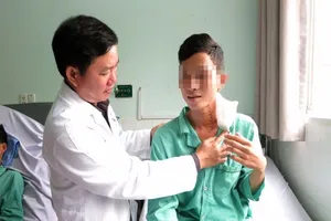 Nghệ sĩ rách thực quản khi biểu diễn nuốt kiếm 