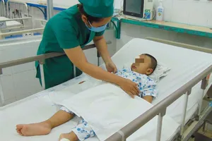 Chạy theo cha qua đường, con bị xe tải đụng dập não