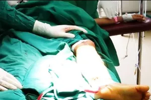 Con suýt mất chân vì cha mẹ mời 'thầy' cắt lễ