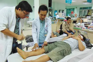 Tấm thép rơi cắt gần đứt mũi và cẳng chân một thợ hồ