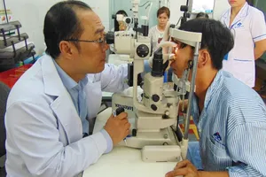 Bỏng mắt khi đang sửa bình ắc quy giúp hàng xóm