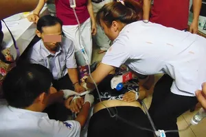 Hình ảnh đẹp người thầy thuốc ngày Tết