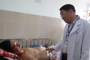 Tắc ruột vì vừa ăn nấm đông cô vừa mải nói chuyện