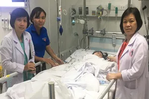 Bé gái mất 1 chân, rách tầng sinh môn sau tai nạn giao thông