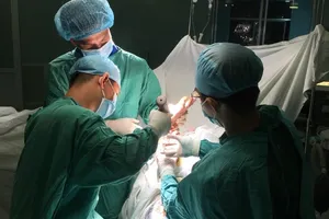 Gần 5 tiếng căng thẳng nối bàn tay đứt lìa cho nam thanh niên