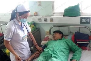 Diễn viên xiếc biểu diễn nuốt kiếm bị rách dạ dày