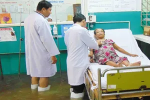 Người bệnh, bác sĩ lội nước bì bõm trong bệnh viện