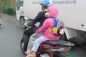 Mặc dù được nghỉ nhưng nhiều học sinh vẫn dầm mưa tới trường