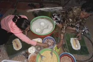 Giữ lệ gói bánh tét khi Tết đến ở Hóc Môn