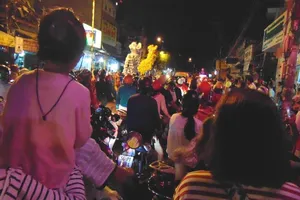 Chuyện khó tin: Bị kẹt xe mặt vẫn tươi như hoa mùa xuân