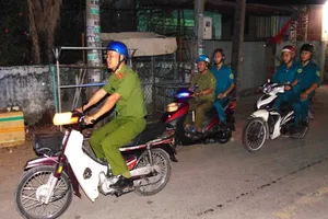 Dân quân tuần tra ngày Tết để bà con được ngủ ngon
