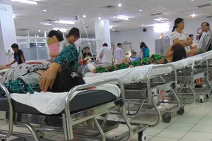 Ông già, bà cả 'rủ' nhau vô bệnh viện ngày đầu năm