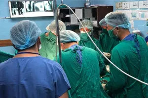 3 kíp mổ căng thẳng cứu cánh tay bị máy trộn bê tông quấn giựt