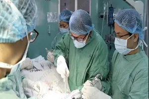 Tầng sinh môn rách sâu do ngồi xổm làm bể nát bồn cầu