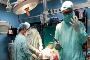 Đứt lìa hai đùi do sơ ý trượt chân vào máy ép giấy